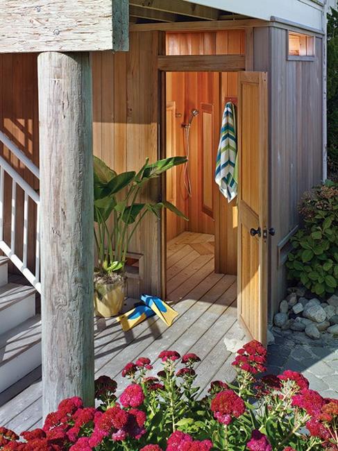 33 Design Ideas for Wooden and Metal Outdoor Shower Enclosures