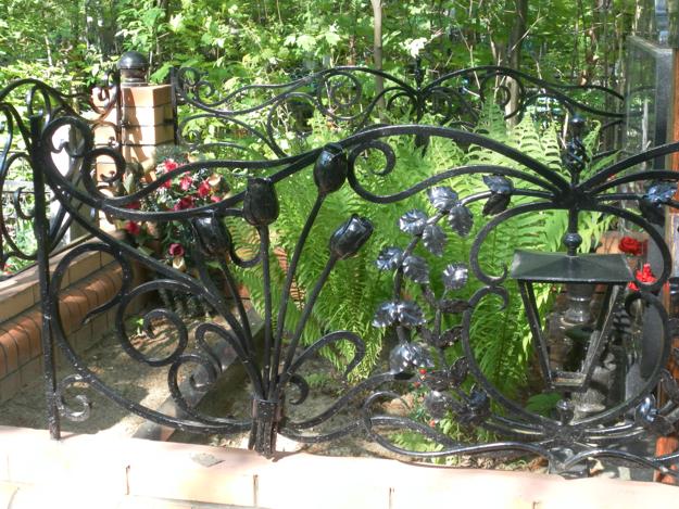 25 Unique Backyard Designs, Wrought Iron Furniture and Yard Decorations