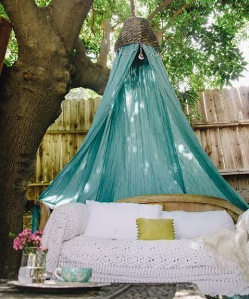 33 Romantic Outdoor Canopies and Tents Made with Mosquito Nets and