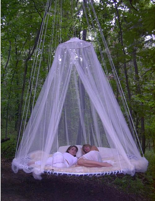 33 Romantic Outdoor Canopies and Tents Made with Mosquito Nets and