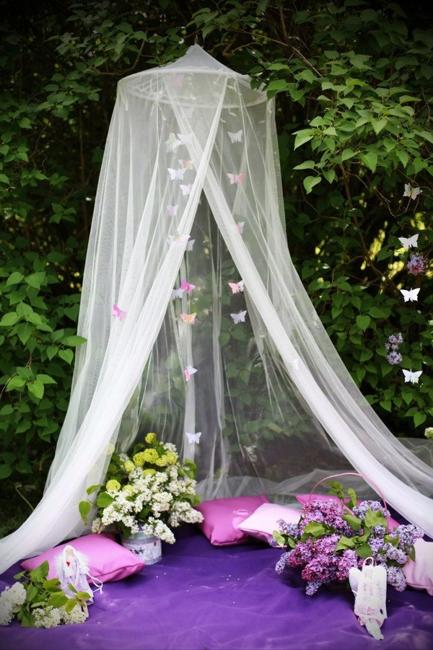 33 Romantic Outdoor Canopies and Tents Made with Mosquito 