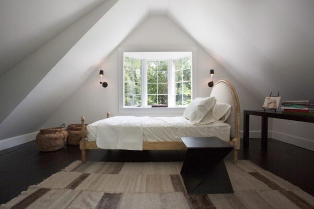 20 Attic Bedroom Designs Efficiently Utilizing Under Roof Spaces