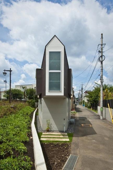 Small House Design Taking Advantage Of Triangular Lot And Offering Modern Interiors