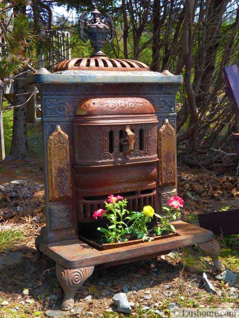 how to reuse and recycle stoves for garden decorations and planters in vintage style