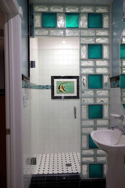 glass block walls for bright and modern bathroom design