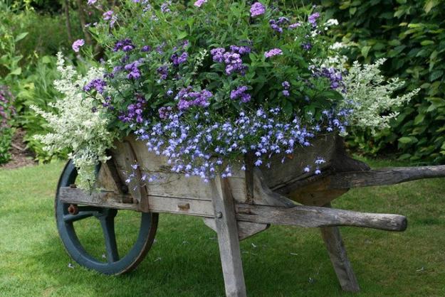 flower beds recycling old wheels