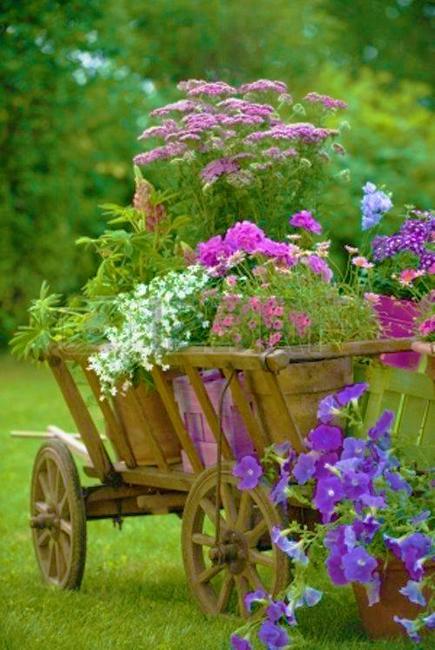 Reclaimed Old Wheels and Summer Flowers Make Beautiful Garden Decorations