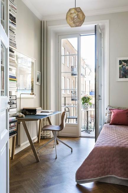 Beautiful Bedroom Design with Balcony Entrance