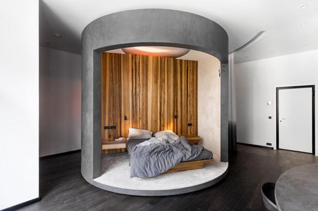 Round clearance rotating bed