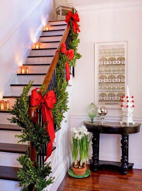33 Christmas  Decorating  Ideas  for Festive Staircase  Designs