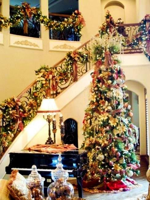 33 Christmas Decorating Ideas for Festive Staircase Designs