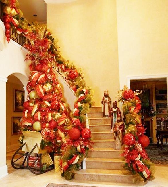33 Christmas Decorating Ideas for Festive Staircase Designs