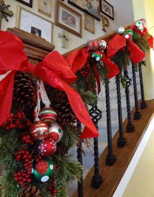 33 Christmas Decorating Ideas for Festive Staircase Designs