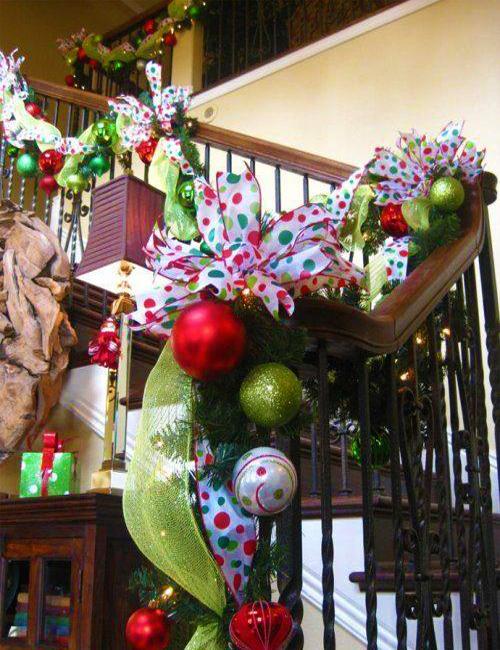 33 Christmas Decorating Ideas for Festive Staircase Designs