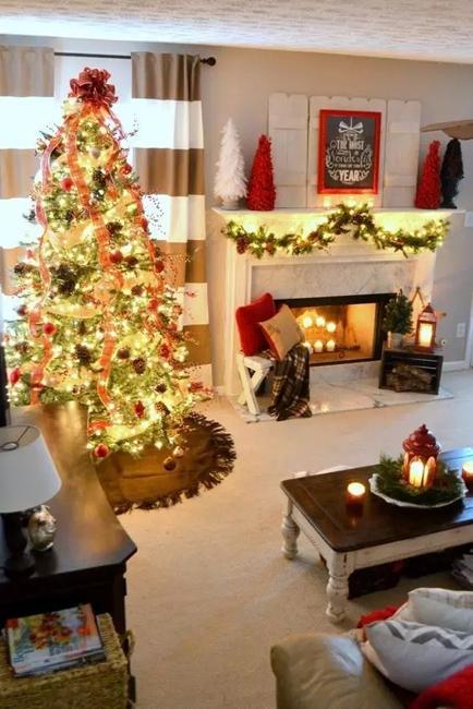 Traditional Christmas Garlands and Lights, Chic Fireplace Decorating ...