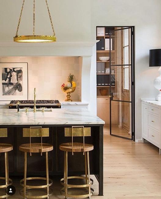 metal accents in decorating modern kitchens