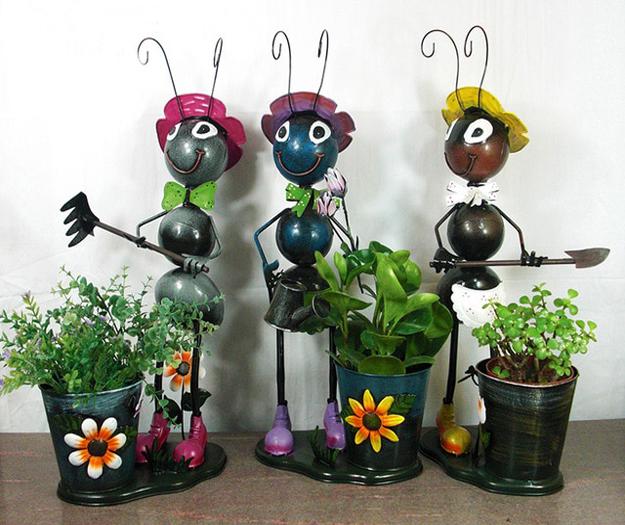 Recycled Scrap Metal Ant Holding Flower Insect Yard Decoraton