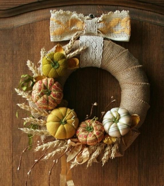 burlap wreath with pumpkins