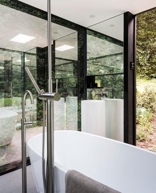 bathroom design with mirrored walls