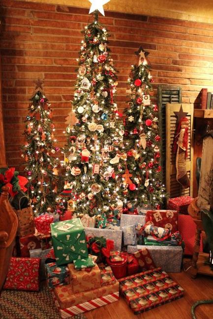Multiple Holiday Tree Arrangements, Modern Christmas Decor Trends