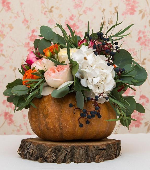 Inspiring Thanksgiving Table Centerpieces, Fresh Flowers and Pumpkins