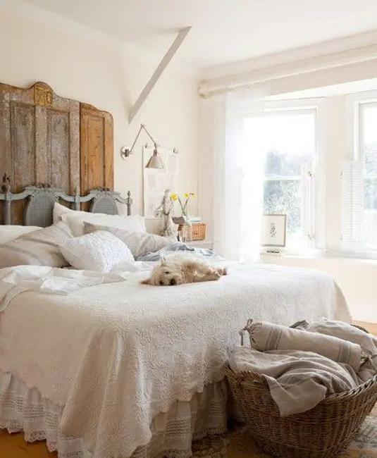 35 DIY Country Bedroom Decorating Ideas for the Foot of the Bed