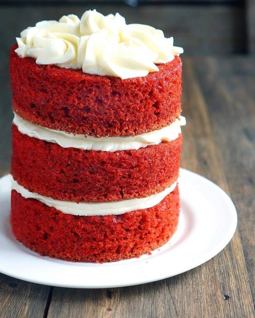 red cakes cream