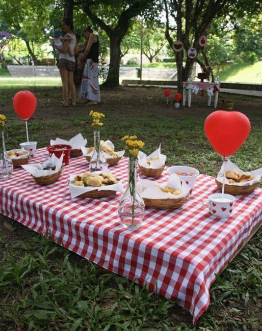 summer picnic table decoration