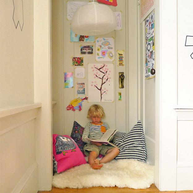 Girls corner. Beige Baby Room Wall. Учебники дома в угол ребенка.