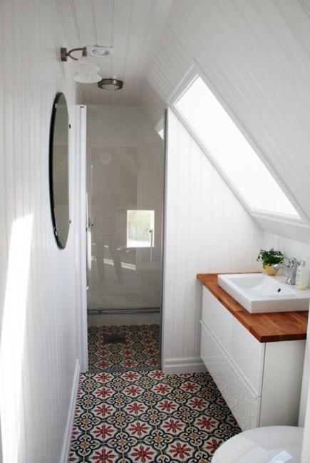 small bathroom design under roof