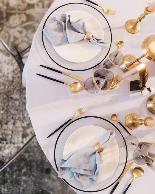 golden accents table decoration idea