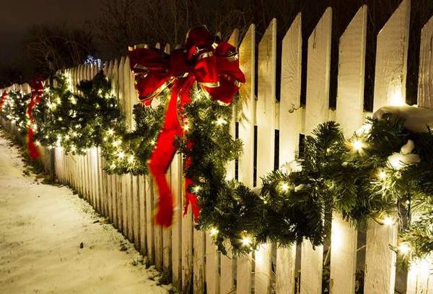 807 Christmas Fence Decorations Stock Photos, High-Res Pictures, and Images  - Getty Images
