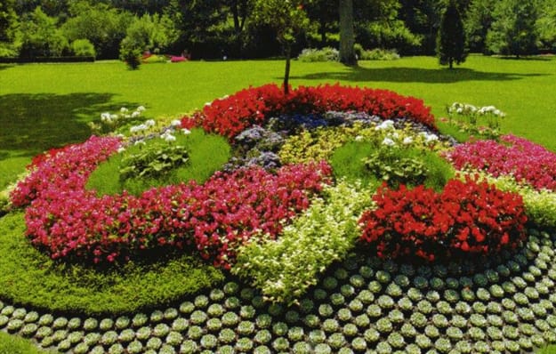 Beautiful Garden Design Ideas Infusing Creative Flower Beds into Yard ...