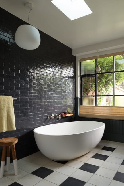 contemporary bathtub wall bricks