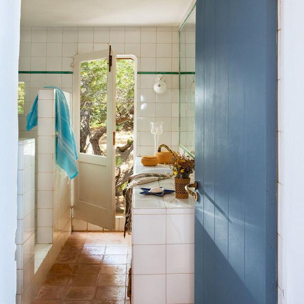 small bathroom design white blue colors