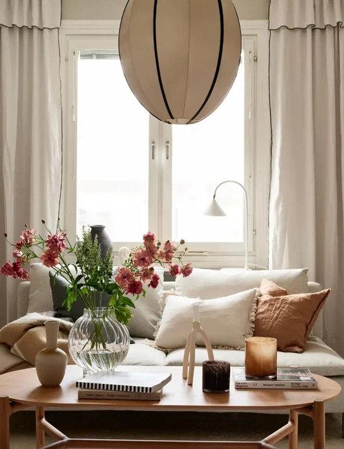 clutter free living room decorating floral arrangement