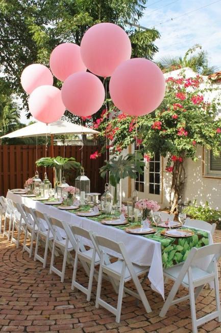 Summer party table decorating balloons