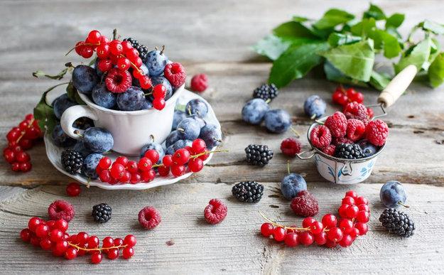 red white table setting strawberry accents