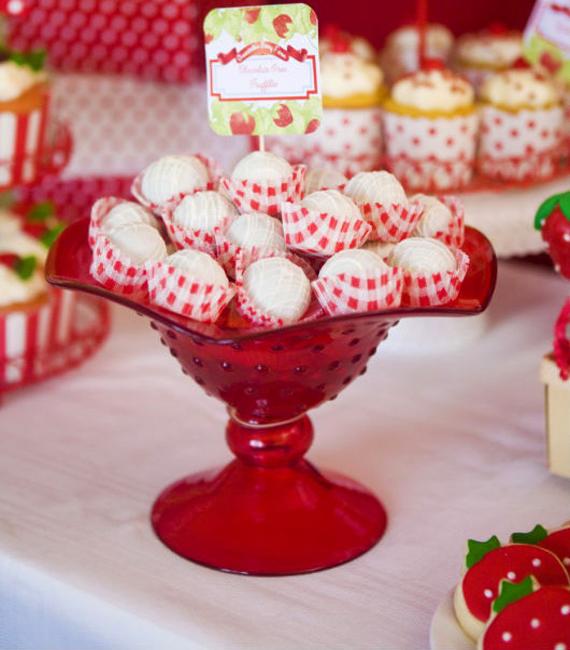 red white table centerpiece idea