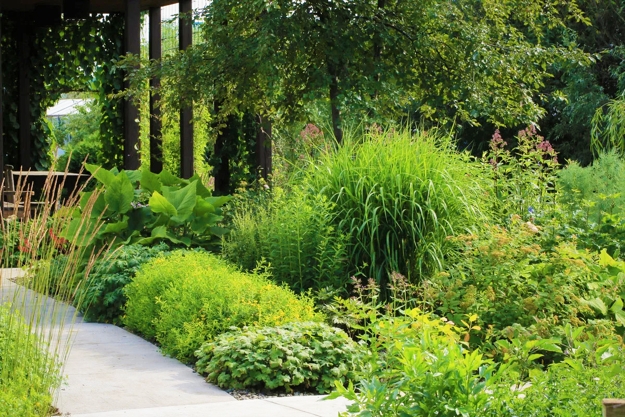 natural garden design style