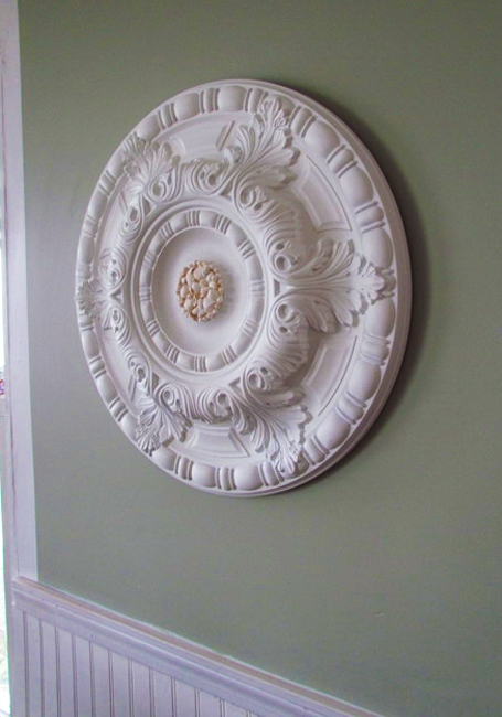 white medallion seashells decorations