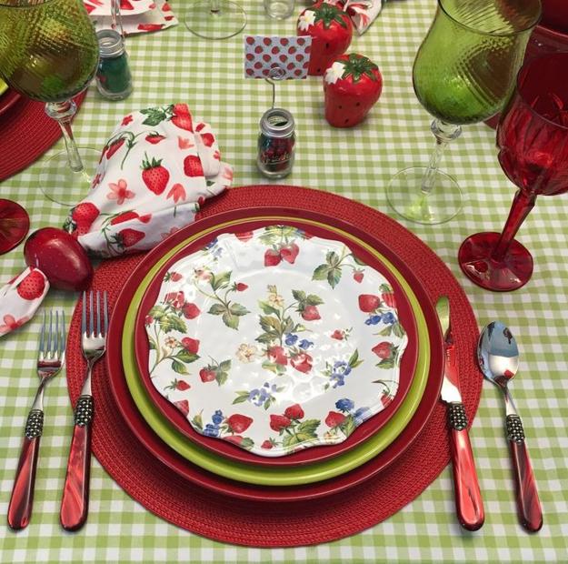 berry inspired table decor ideas