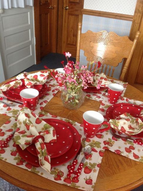 berry inspired table decor ideas