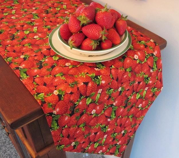 berry inspired table decor ideas