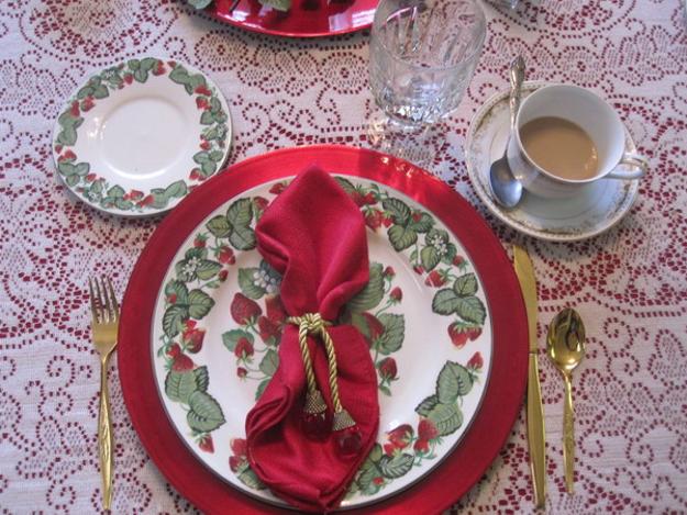 berry inspired table decor ideas
