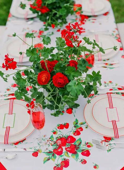 beautiful tablecloth floral centerpiece idea