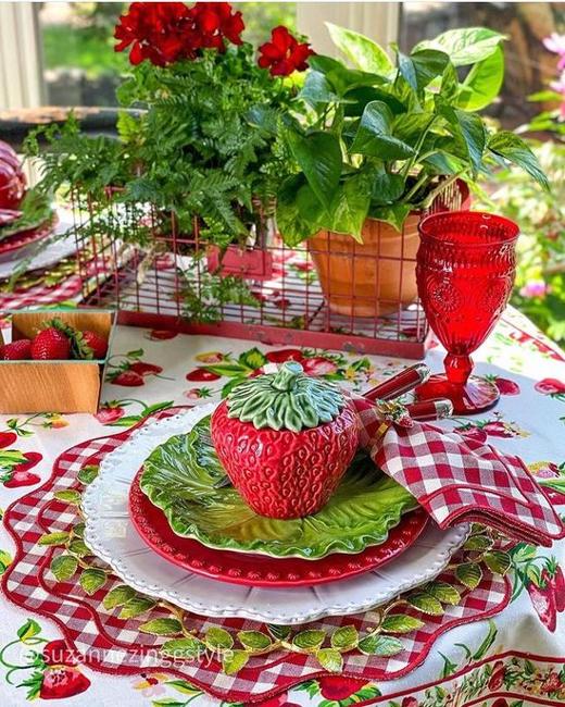 berry inspired table decor ideas