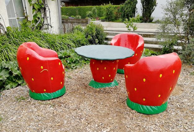 outdoor furniture red