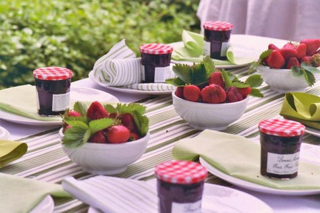 edible decorations berries on holiday tables