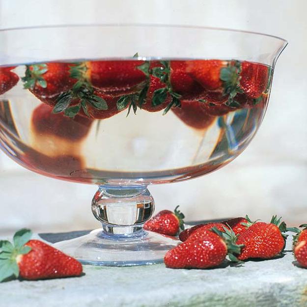 edible decorations berries on holiday tables